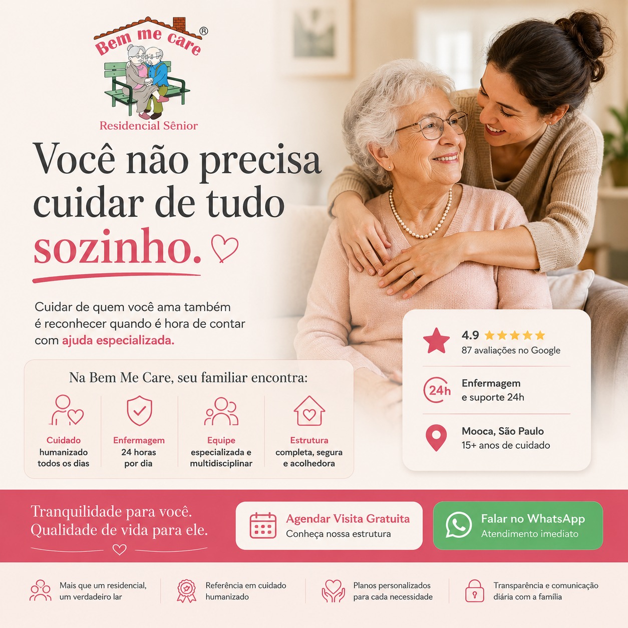 Familiar acolhendo uma senhora em um ambiente residencial