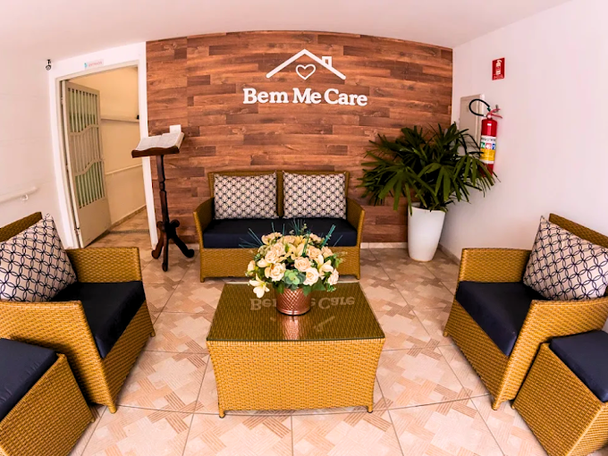 Sala de convivência da Bem Me Care Residencial Sênior, na Mooca, São Paulo